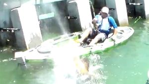 VIDEO | Un pescar a rămas șocat. A aruncat undița în apă și a prins un adevărat monstru. Vezi cum arată 