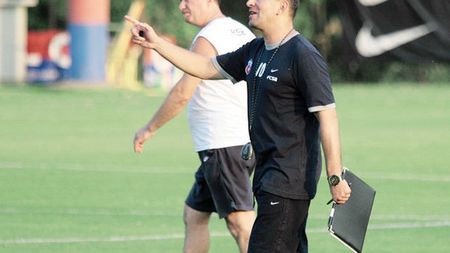 Trei, Gigi, și toți trei! "Mai vreau un fundaș, un mijlocaș și un vârf"