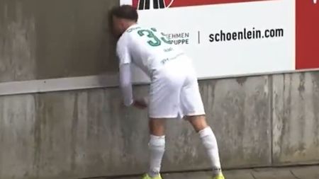 Momente de groază în Germania! Un fotbalist s-a izbit de un zid și a leșinat sub privirile coechipierilor | VIDEO