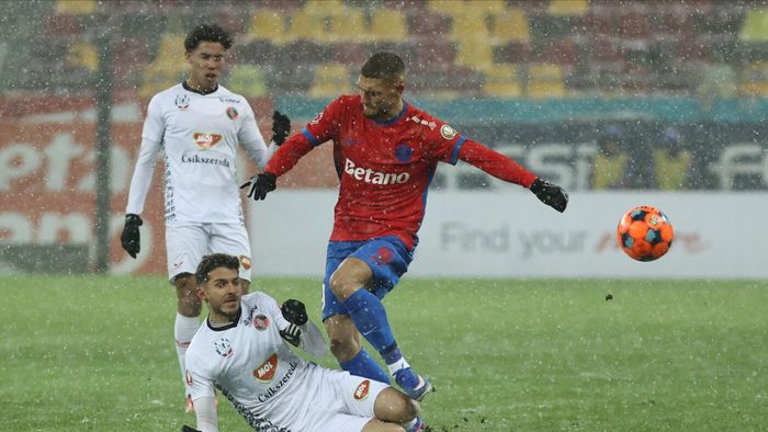 Gigi Becali n-a mai suportat și l-a dat afară din echipă pe atacantul de 10.000.000 de euro, la pauza meciului FCSB - Csikszereda!