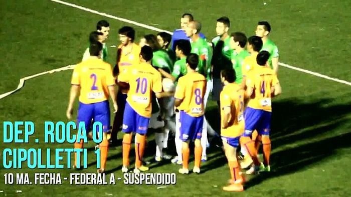 VIDEO | Arbitrul a acordat 12 cartonașe roșii. Incidente incredibile într-un meci de fotbal din Argentina