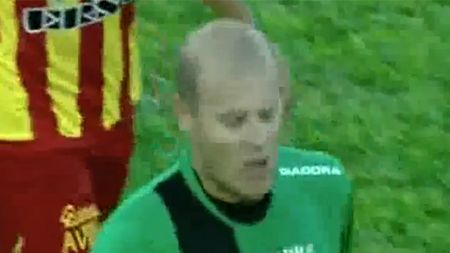 VIDEO ȘOCANT** "Cazul bricheta" a fost dus la un alt nivel! Fanii au aruncat cu PIETRE în arbitru
