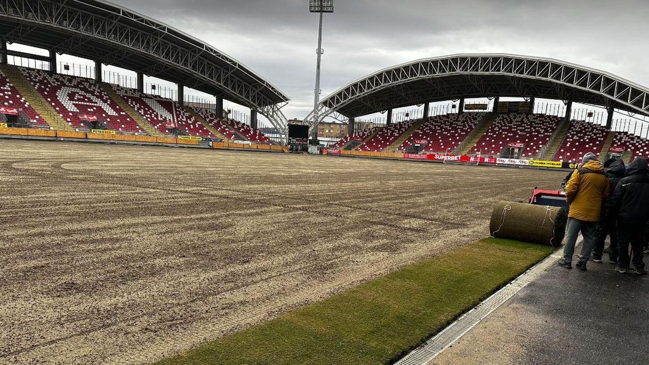 Vești bune pentru UTA Arad! Se pune noul gazon pe stadion, dar problemele cu statuia lui „Francisc Neuman” continuă. GALERIE FOTO