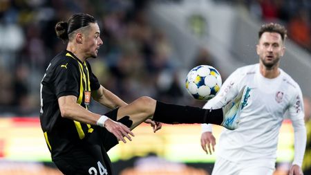 I-au făcut statuie eroului care a dat 5 pase de gol în meciul cu CFR: „N-am mai văzut pe nimeni făcând asta”