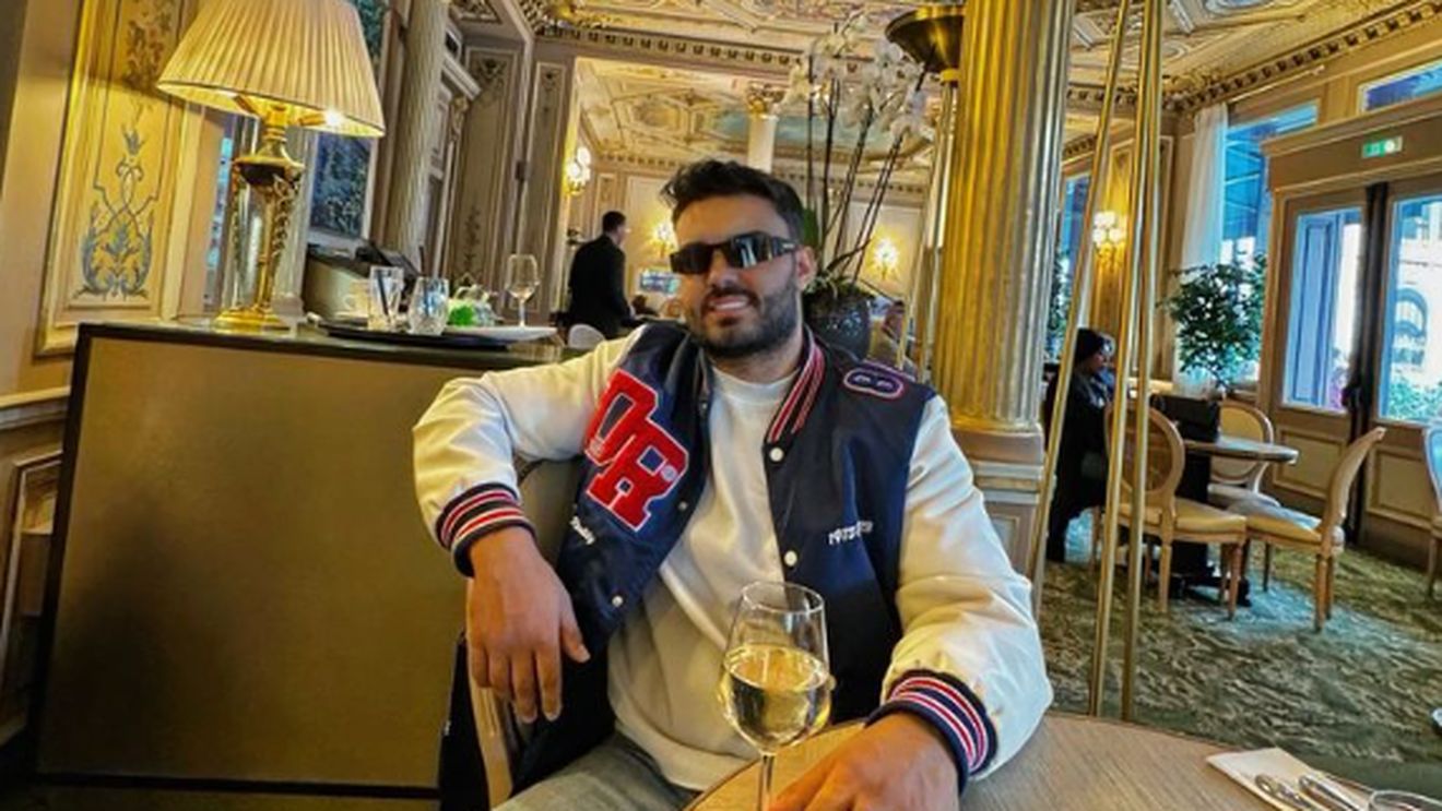 Ce a putut să facă cântărețul Jador în tribune la meciul Rapid București - Farul Constanța 5-0. Gestul său a stârnit uimirea celor din jur