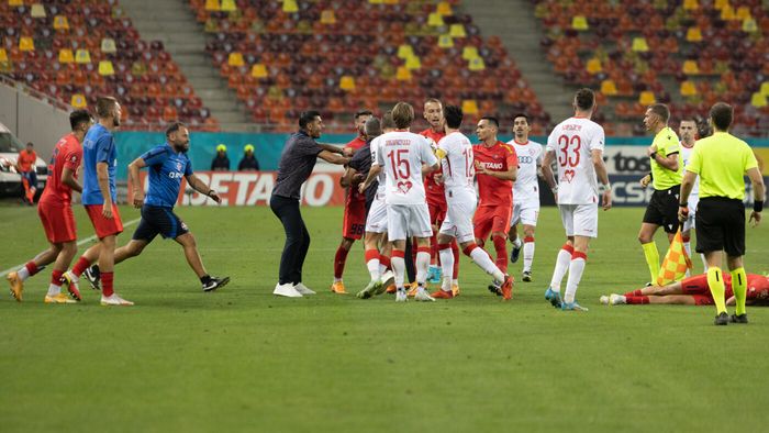 Bătaie generală pe Arena Națională, în ultimele minute ale jocului dintre FCSB și Saburtalo! Arbitrul belgian a acordat 3 cartonașe la finalul altercației dintre fotbaliști