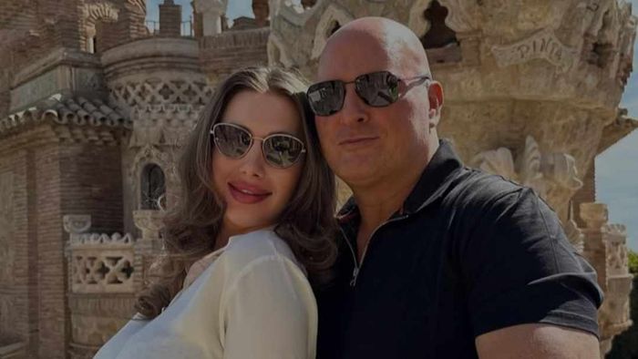 Antonela, iubita lui Arpad Paszkany cu 24 de ani mai tânără, răsfățată din nou de milionar. A dus-o la cel mai mare castel dedicat lui Cristofor Columb