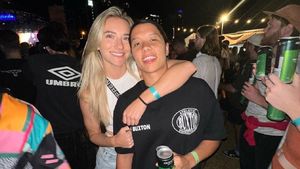 Fotbalista și-a cerut iubita în căsătorie! Cele două femei formează unul dintre cele mai mediatizate cupluri