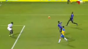 Dragoș Grigore s-a făcut de râs în Qatar! VIDEO | Autogol antologic al fundașului echipei naționale: lob de efect peste propriul portar