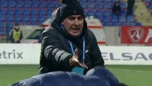 Gică Hagi, un pachet de nervi la FC Botoșani – Farul! Ce l-a determinat pe „Rege” să răbufnească pe marginea terenului: camerele TV au surprins momentul