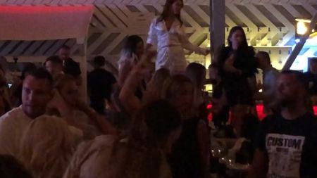 Cristi Bud s-a pregătit pentru promovarea în Liga 1 într-un club de fițe de pe litoral. A dansat cu foc, dar a fost și jucător „de echipă” și a „pasat” un pahar de vin unui prieten | VIDEO EXCLUSIV