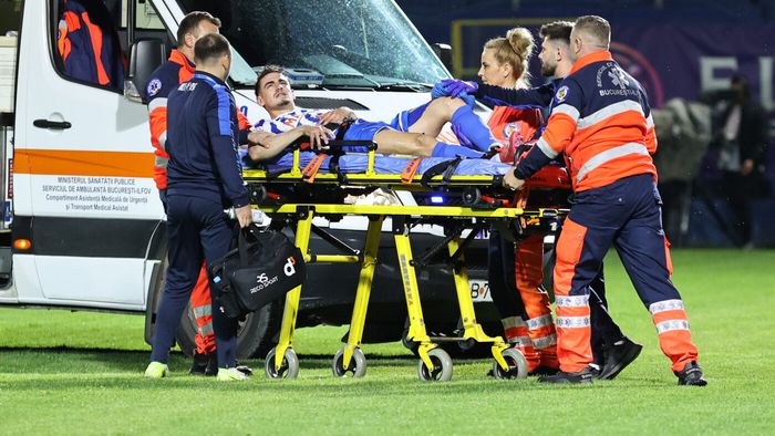 Drama trăită de fotbalistul care a ieșit cu genunchiul zdrobit din barajul pentru Superliga: două operații, chinuri teribile și complicații. „Medicii nu au mai văzut o astfel de accidentare”. EXCLUSIV