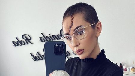 Cum se mai simte femeia căsăpită de soț, la aproape trei luni de când și-a văzut moartea cu ochii. Partenera lui Daniel Balaciu, unul dintre cei mai cunoscuți antrenori de fotbal din România, va trece din nou prin intervenții chirurgicale dificile