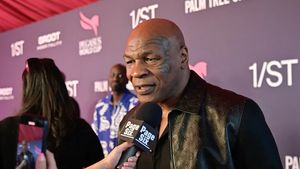Nemaivăzut! Mike Tyson şi Floyd Mayweather vor boxa unul împotriva altuia într-un meci istoric: „Nimeni n-o să-mi terfelească legenda"