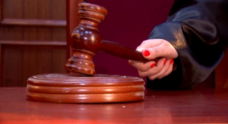 Tată din Alba, condamnat la 3 ani de închisoare pentru că şi-a întors copilul împotriva mamei, după divorţ. Ajungea să leşine de frică în prezenţa ei