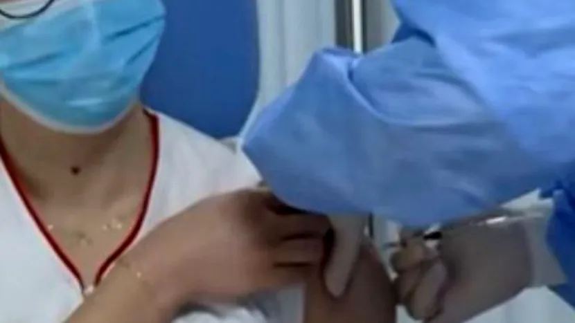 Mihaela Anghel, prima asistentă vaccinată anti-COVID, a primit a doua doză