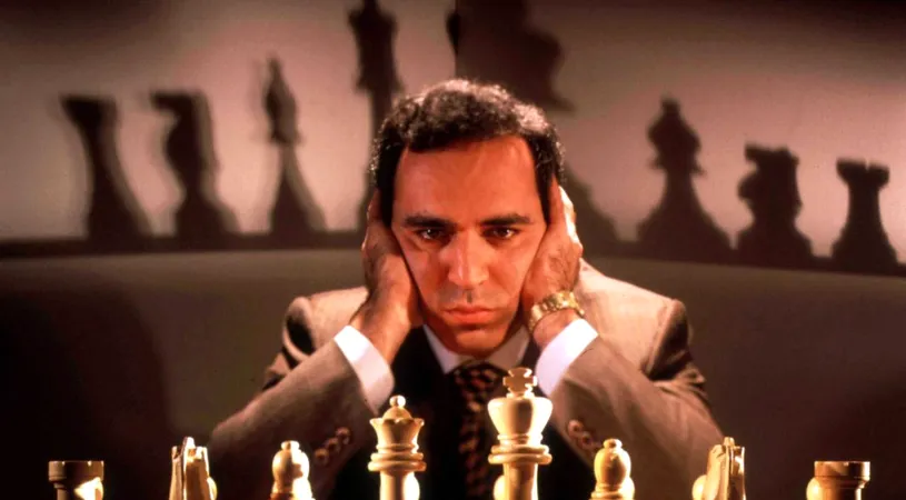 Legendarul Gary Kasparov a cedat primul meci de la revenirea în activitate. Cine l-a învins pe șahistul care a dominat sportul cu tabla de 64 de pătrățele 