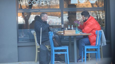 Gică Craioveanu a pus țara la cale, la un „pahar de vorbă”. În lipsa zaibărului de acasă s-a mulțumit cu un vin italian | FOTO EXCLUSIV