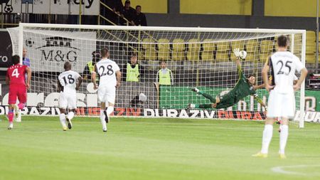 "Apărăăă Tătărușanu?!" Nu prea! Cel socotit vinovat pentru lipsa de pregătire a portarului este pe lista neagră a lui Levi