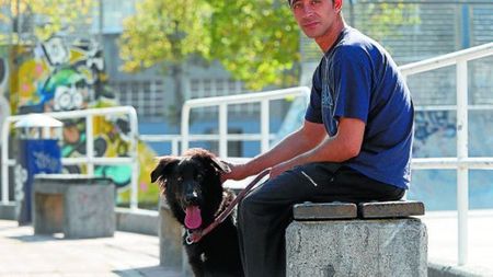 Gestul anului în fotbal! Acest om al străzii a dormit timp de opt luni alături de câinele său în fața stadionului, apoi a fost angajat de un club important. Cum a reacționat când a primit vestea