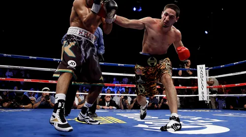 Danny Garcia a unit centurile WBA și WBC după ce l-a făcut KO pe Amir Khan