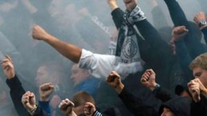 VIDEO ȘOC Petrescu a văzut iadul cu ochii lui!** Fanii a două galerii rivale s-au aliat pentru războiul cu ultrașii lui Dinamo! Meciul, suspendat după haosul din tribune