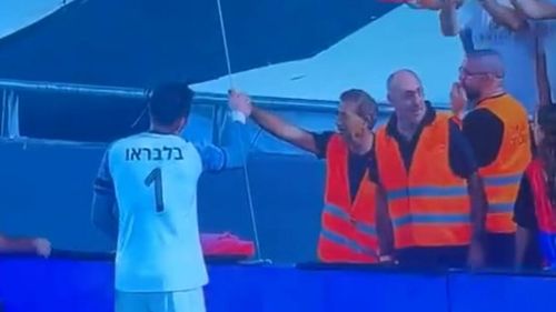 VIDEO Ireal! Fotbalistul român a primit bani de la suporteri, direct pe stadion, pentru că n-a luat gol