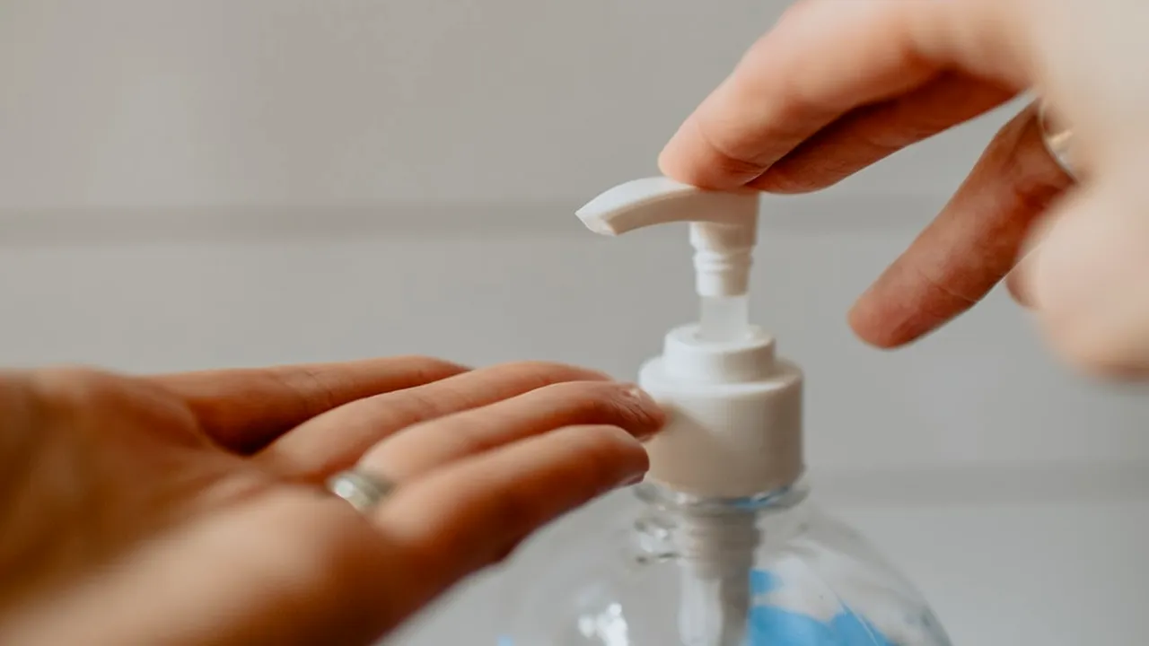 Cum ne igienizam mainile corect cu un dezinfectant de maini