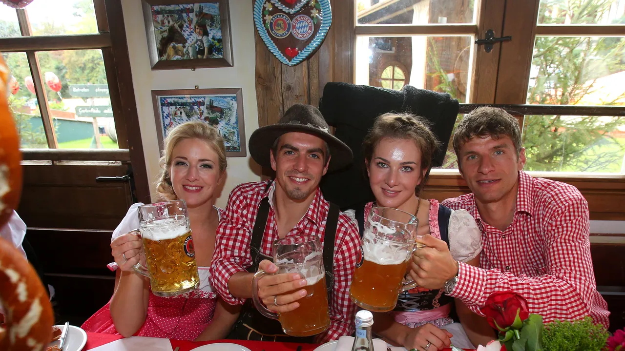 Bayern a participat la Oktoberfest FOTO: Guardiola, așa cum nu l-ai mai văzut. Iubita lui Schweinsteiger a atras toate privirile