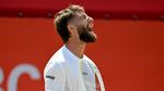 Și-a vărsat nervii! Scene șocante la Wimbledon: a rupt racheta după ce și-a lovit genunchiul de trei ori cu ea!