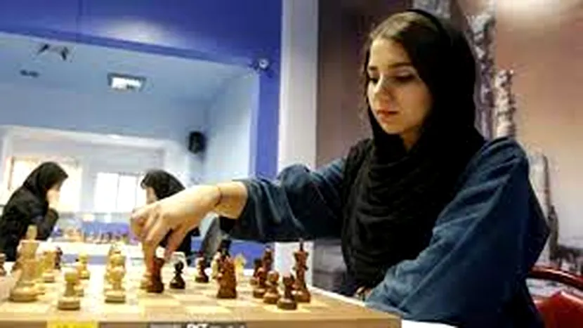 O jucătoare de șah iraniană concurează la un turneu fără să poarte hijab