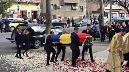 S-A STINS IL LUCE Câtă demnitate! Răzvan Lucescu și familia sa au întâmpinat solemn sosirea cortegiului lui Mircea Lucescu