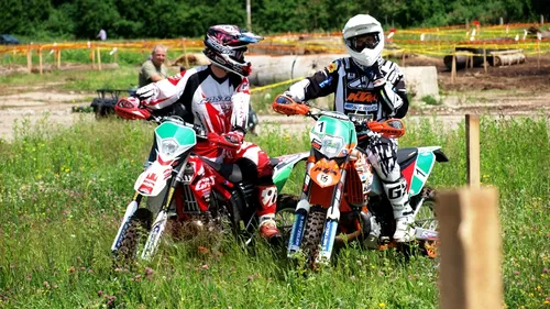 121 de piloți de enduro din întreaga Europă stau la coadă la Comănești