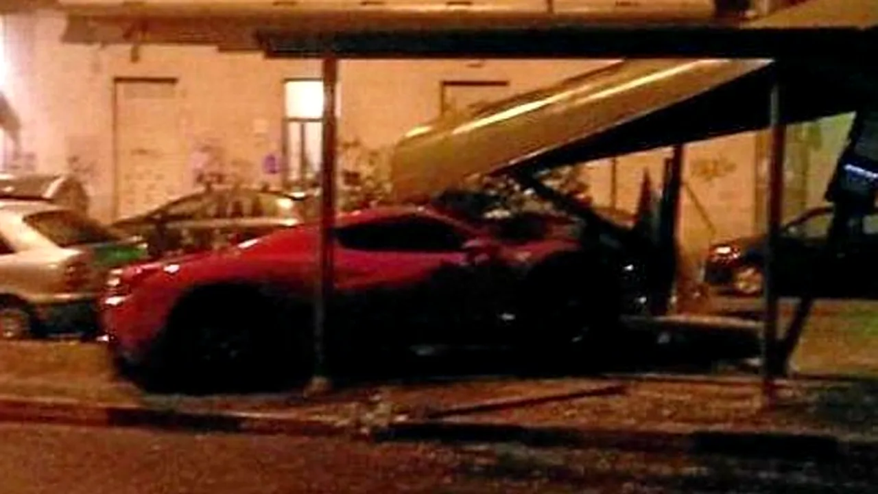 FOTO | Un star de la Juve și-a făcut praf Ferrari-ul într-un accident. Caceres era băut, iar mașina i-a fost confiscată