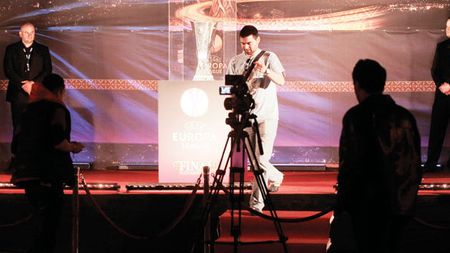 Nu au foame de trofeu!** Mai puțin de 1.000 de români au admirat cupa Europa League în primele 24 de ore la București