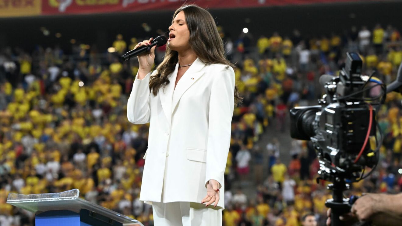 Cântăreața înjurată de mulți români pentru gafa ei a răbufnit: „Nu vă iau banii voștri!”