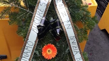 Drama lui Dinamo, bucuria rivalilor! Unul dintre liderii Peluzei Sud 97 a Craiovei, imagine șoc: o coroană pentru clubul "mort"!