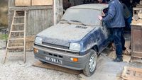 Un Renault 5, cu 12 km la bord și abandonat 44 de ani într-un garaj, a fost vândut cu 53.711 euro!