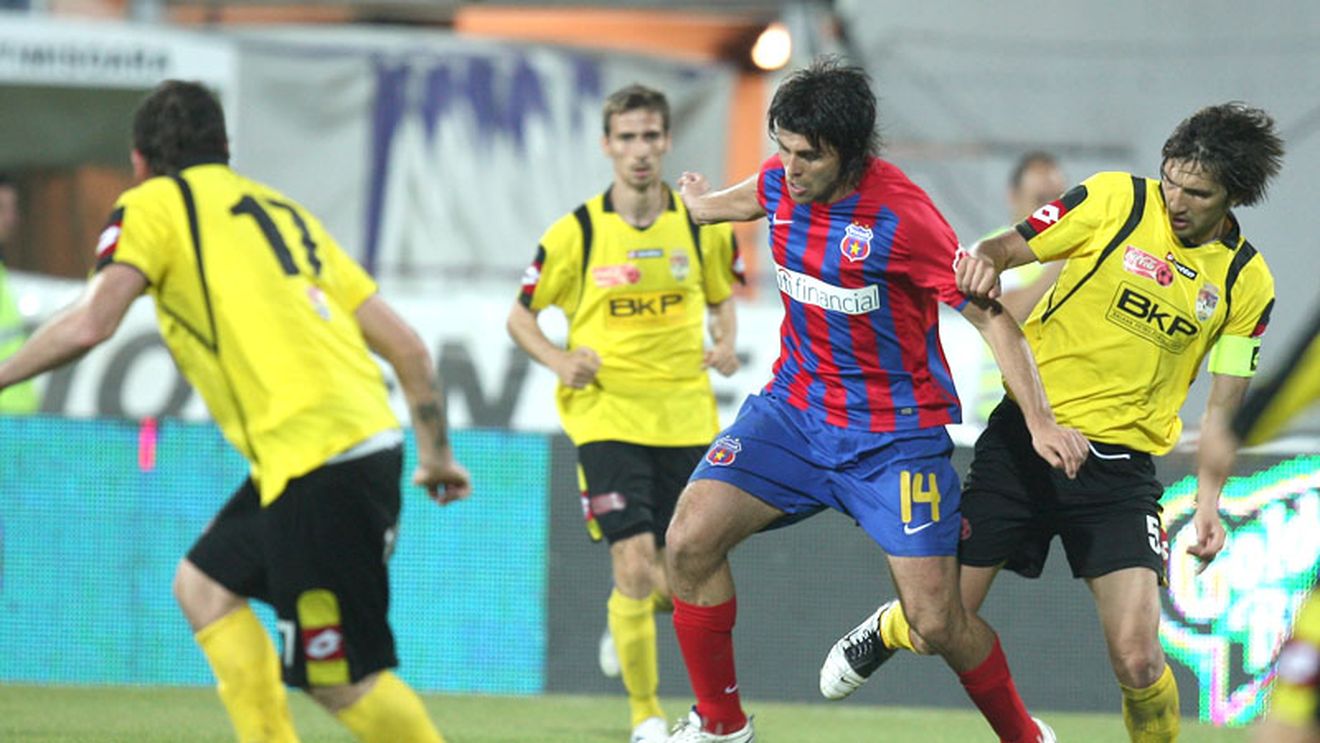 Intră Toja,** iese "Balaci"