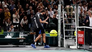 Momente de necrezut la Paris! Daniil Medvedev a arătat semne obscene după ce a fost învins de Grigor Dimitrov! Ce a spus rusul despre gestul incalificabil | VIDEO