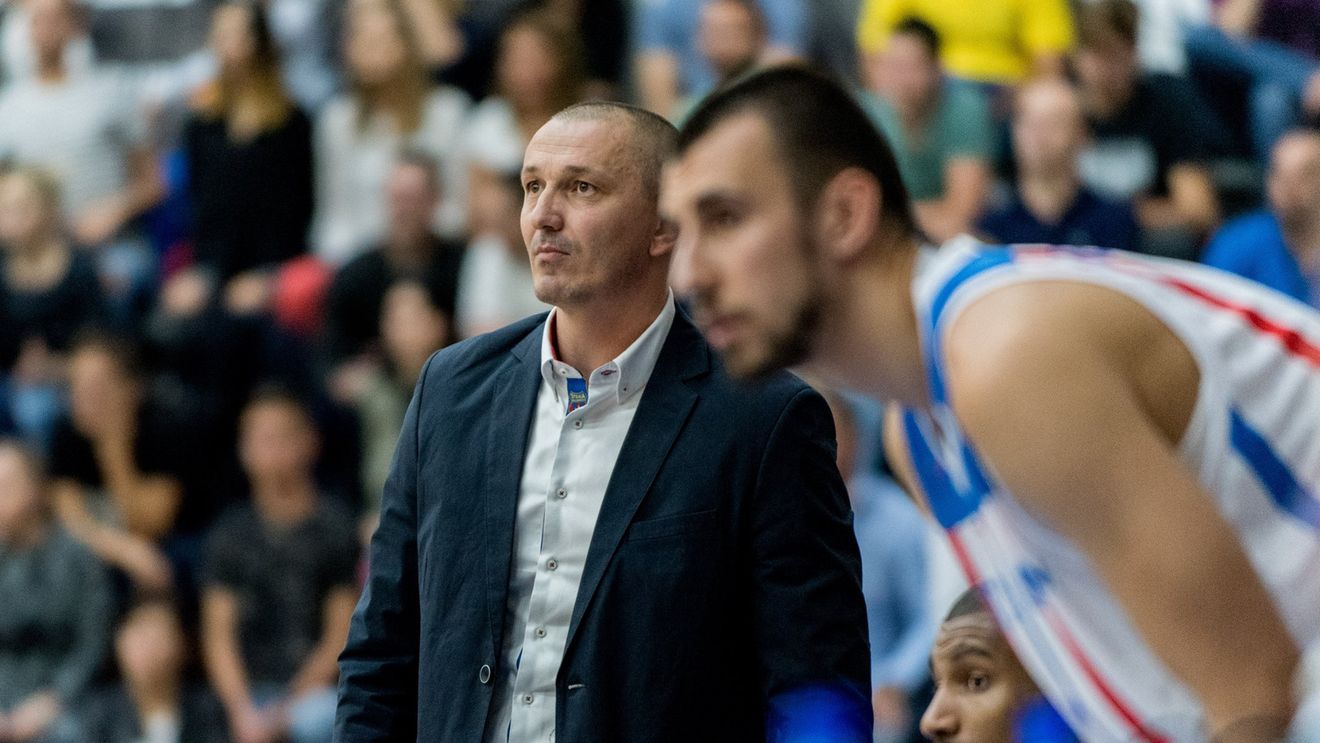 Interviu cu Claudiu Fometescu, antrenorul echipei Steaua: " Am fost și eu viteaz ca jucător, e firesc. La final de meci, mai ales când ai pierdut, cauți vinovatul și e greu să arăți spre tine, ca jucător"