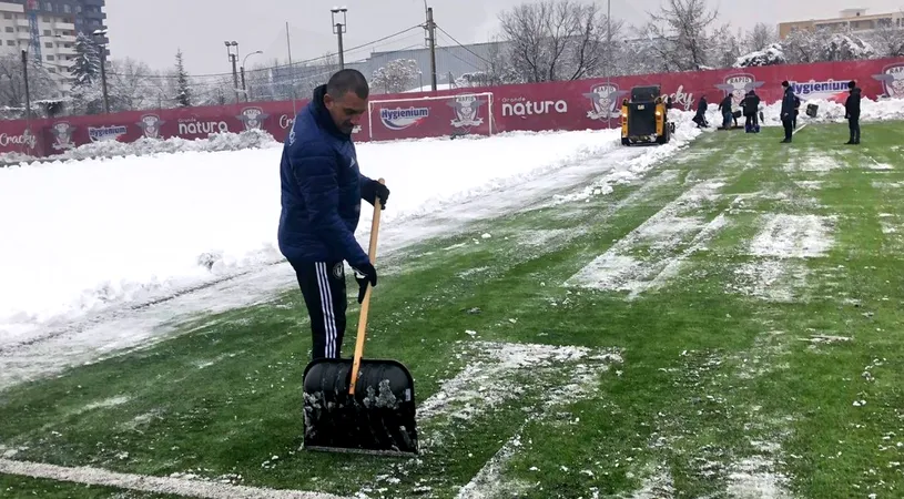 Jucătorii de la Rapid și U Cluj au dat împreună zăpada de pe teren! Costel Enache a trecut și el la lopată | FOTO & VIDEO EXCLUSIV