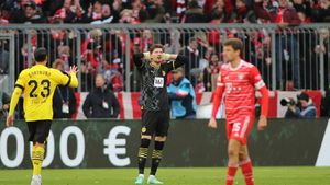 Gregor Kobel, portar la Borussia Dortmund, a comis o eroare inexplicabilă în derby-ul cu Bayern Munchen! Și-a pus mâinile în cap când și-a dat seama ce a făcut | VIDEO