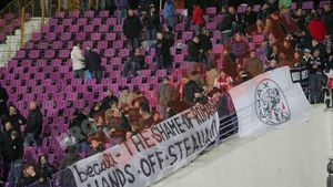 FOTO Fanii lui Ajax, nemiloși:** "Becali, rușinea României! Jos mâinile de pe Steaua!"