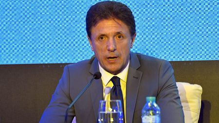 Gică Popescu îl contrazice pe Ionuț Stroe, după ce ministrul Sportului a propus ca toate echipele din play-off să intre în cantonament, până la finalul sezonului. „De ce să facem asta?”