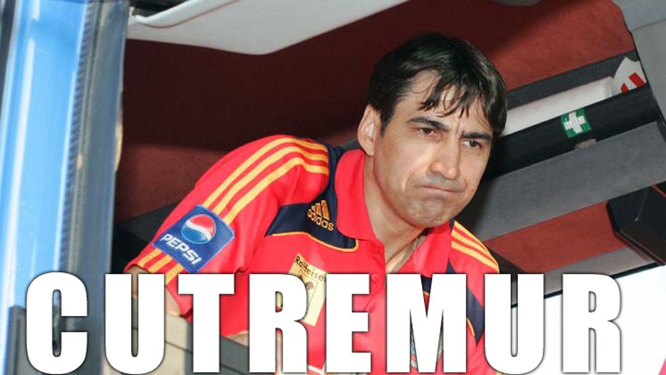 Pițurcă a fost "săltat" de pe scara avionului! "M-au dus direct la DNA, aveau mandate!"