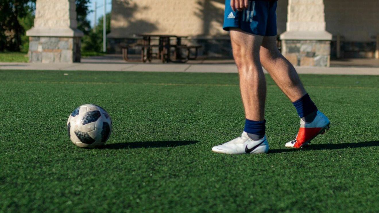 (P) Echipamentul Esențial Pentru Fotbaliști: Performanță, Confort și Siguranță pe Teren