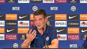 „Napoli e favorită cu banii pe care i-a cheltuit pe transferuri”. Chivu aruncă presiunea pe campioana Italiei