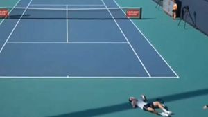 Imagini înspăimântătoare de la Miami, cu puțin timp înainte de revenirea Simonei Halep! Jucătorul s-a prăbușit pe teren, în timpul meciului