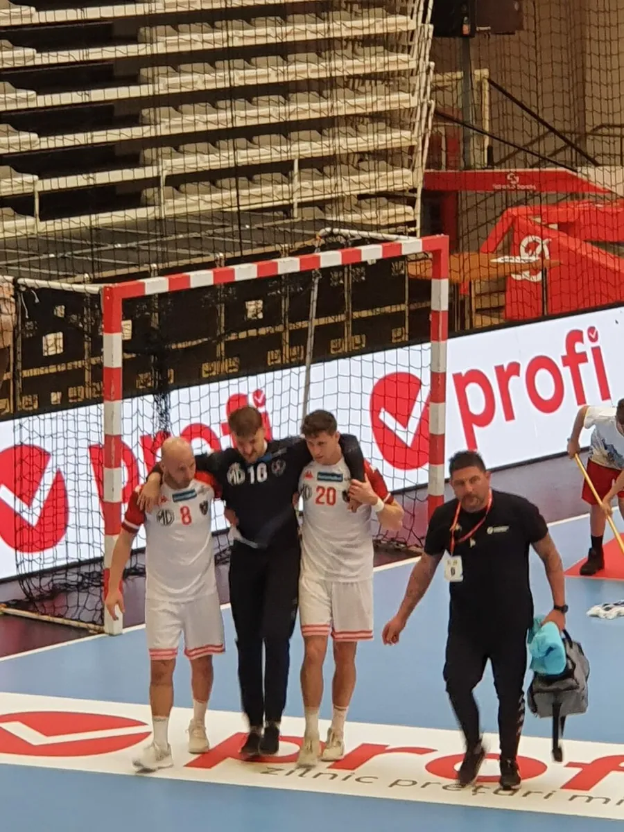 Portarul Austriei a fost aplaudat de toată sala în momentul în care a fost scos din teren, accidentat